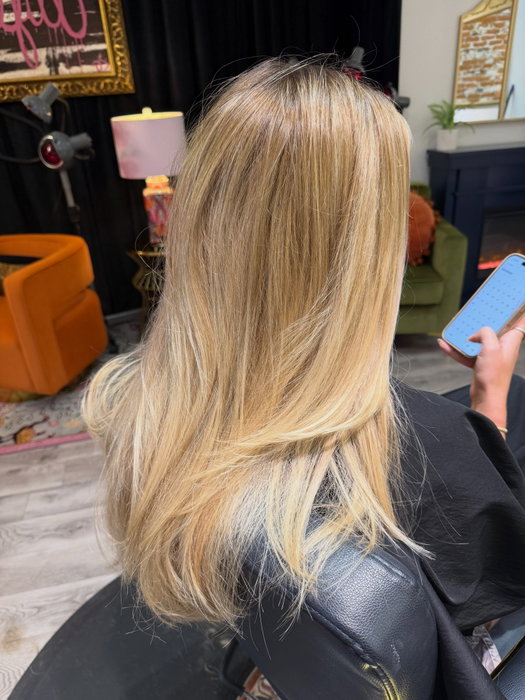Low-maintenance blonde, high-impact glow. ✨ Jill refreshed her highlights with soft dimension and a seamless blend for a natural blonde that