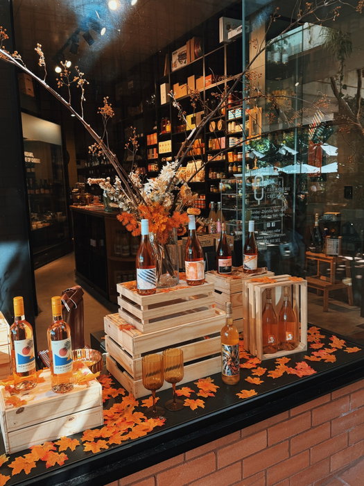 Crisp air, golden leaves, and a glass of rosé to match. Quince has you covered 🍂