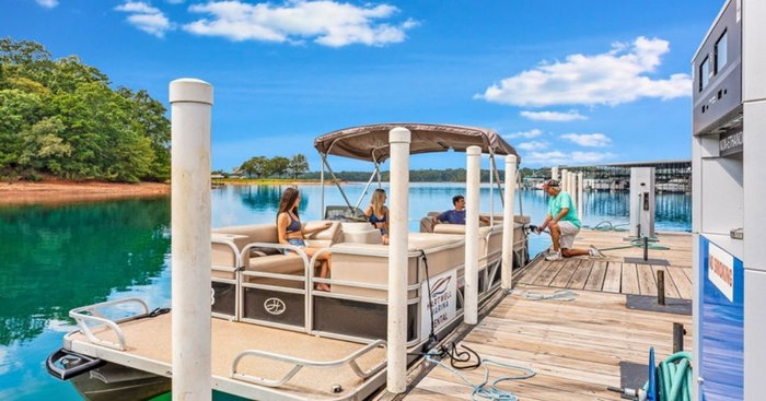 Already missing those summer days at the fuel dock. ☀️🚤

Busy docks, boats coming and going, and another day spent on Lake Hartwell — summer sure treated us well this year.

Who else is already counting down until next season? ⚓