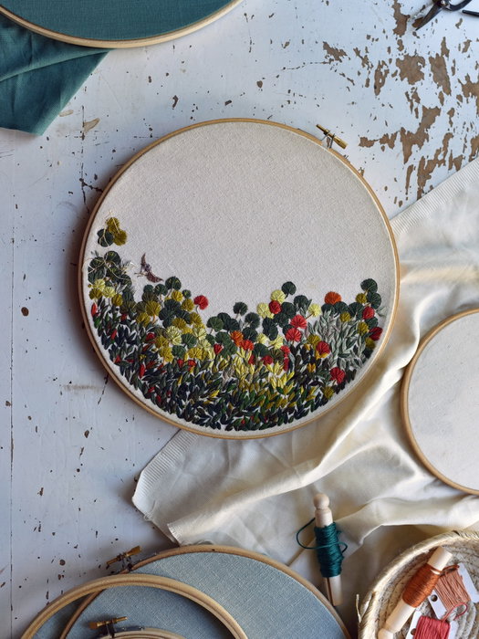 Update on this huge never ending hoop—it has a bird now! Zoom in on the left. Also, swipe 👉🏻 to see some outdoor friends coming for the peanut butter and the cashews 🐦🐿️.