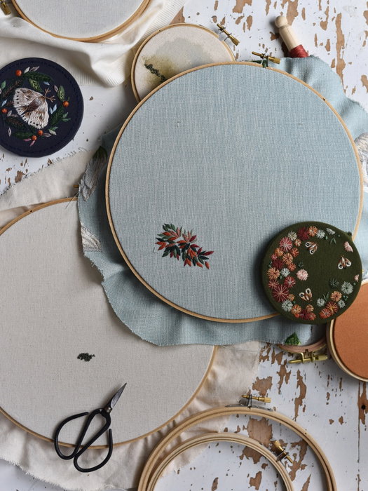 A mix of new projects and old. Also, more backyard friends—another squirreling dropping in and then one of my favorite birds, the tufted titmouse (kids and I did a bird study a couple years back and this was the first one we identified!) 🧶🐿️🐦