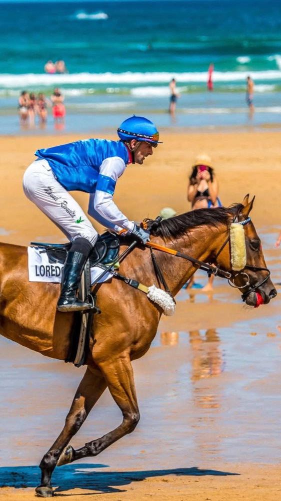 El turf volvió a la playa de Loredo.