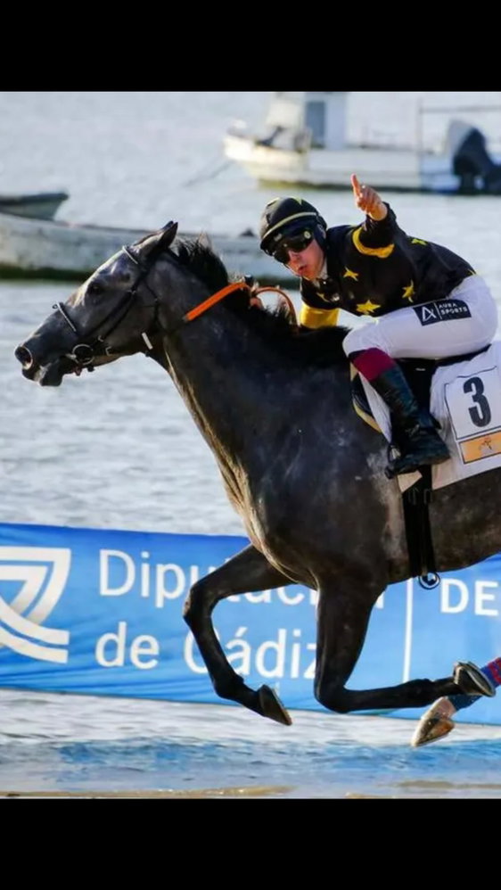 En el segundo día del primer ciclo @pablolabordee ganó con Surrey Shadow (GB) de la Cuadra Medina Díaz (@robertomedinamontesdeoca @ingriddiazviera @vanessadiazviera) con la preparación de Óscar Anaya, la carrera reservada a amazonas y gentlemen, disputada sobre 1.400 metros.