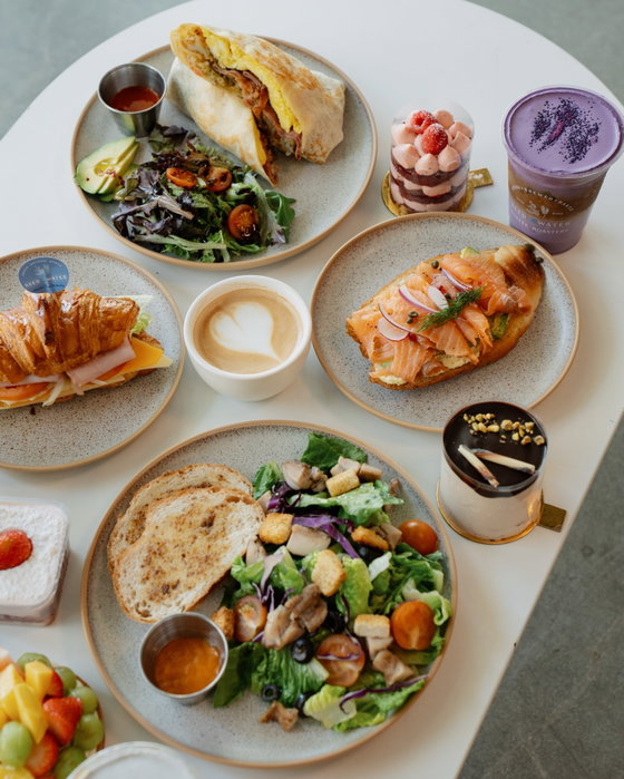 This is what a full @seedwater.bp experience looks like. ✨🤍 Fresh food, handcrafted coffee, beautiful desserts and a sp