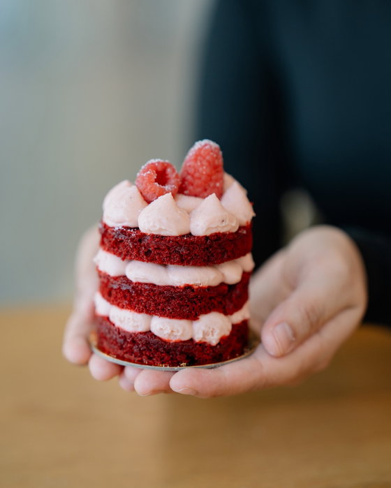 Red velvet cake said “pick me” ❤️🍰 So we did! Come by Seed and Water and grab a slice 😋 

#seedandwater #redvelvetcake
