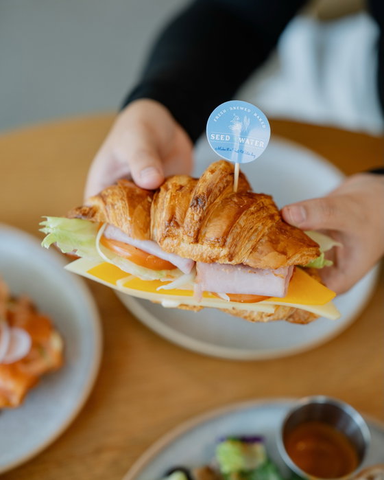 Simple ingredients, done exactly right. 🥐🧀

Our Ham and Cheese Croissant layers fresh ham, cheese, lettuce, tomato’s i