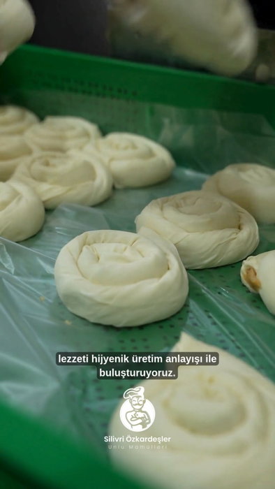 El emeğiyle şekillenen lezzet, sofralarınıza özenle ulaşıyor. 🤍
Geleneksel üre