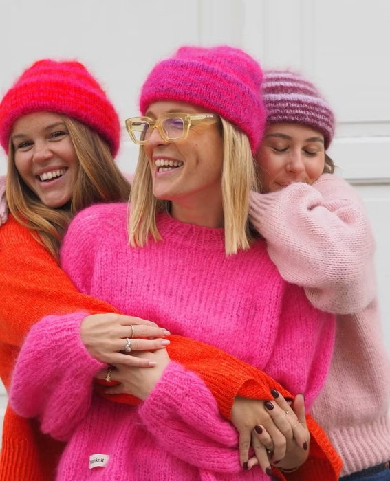 Hei Molde og omegn! Strikk sammen med oss 🧶 

1. oktober inviterer vi til knitalong sammen med Aandahls garn hos Jordbærpikene Roseby for å kickstarte årets Rosa sløyfe-aksjon. 

Sammen med Dreamknit har vi designet Together Beanie – en fluffy, stripete lue i ulike nyanser av rosa, laget for å strikkes sammen for brystkreftsaken.

🧶 Oppskrift fra 50 kr – beløpet går til brystkreftsaken
🍓20% på mat fra oss
🩷 Garn kan kjøpes på stedet av Aandahls garn
📍 Jordbærpikene Roseby, Molde
⏰ 1. oktober, drop-in kl. 16–20

Ta med egne pinner – vi ordner resten 🩷

#togetherbeanie #strikkforbrystkreft
aandahls_garnoggaver 
thonsenter_roseby