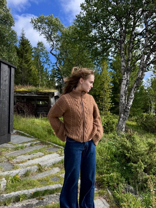 Our beloved Storm cardigan 💓🐻 this time in brown!
The Storm Cardigan is a lightweight jacket with plenty of texture and can be knit either back and forth or in the round 💫
The brown version of Storm Cardigan is knitted in Lima and Kid Silk from @dropsdesign, in the colorway Mandel 🤎
The pattern is on the PATTERNS page on our website! Link in bio 💕
Save this post so you can easily find it again 💾
#knittingpattern #cardiganknitting #knitspiration #knittedsweaters #knitwear