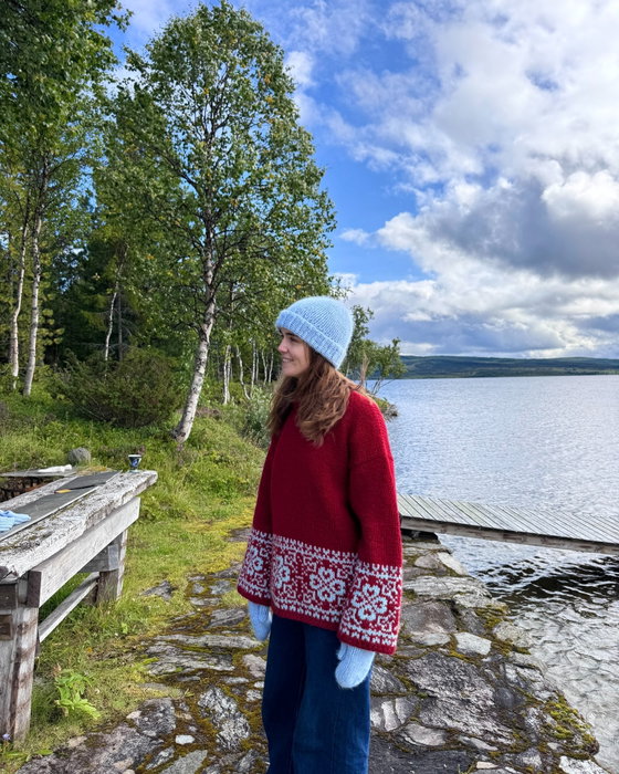 The Waffle Sweater is our new obsession 🩵🧇
Pattern coming this fall ❗️
The sweater was knit by Johanne, while Marte designed the colorwork using the Color Charts tool 🎨
Try the Color charts tool yourself - and let your creativity take centre stage!
Color Charts are currently available for raglan sweaters and t-shirts 🥰
Knit with Vams from @raumagarn in color 23 💫
#knitwear #knitspiration #knitpattern #colorwork #knitweardesigner