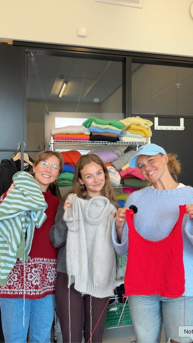 What we’re currently working 🧶🚧
Some try-on worthy projects this week!
Marte’s top only need the last finishing touch: an i-cord edge 😍
Anneli’s sweater is only missing sleeves!
And Emma’s cardigan needs a bit of ribbing - and a lot of ends that need to be woven in 🤭
#wip #knitting #knitwear #knit #knitspiration
