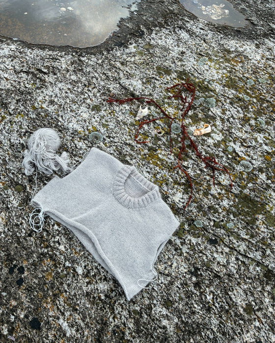The nordic summer weather is calling for more comfy knitwear! And we’re here for it 🌊⛰️ 

Anneli is currently working on this set-in sweater in Lamana Lima og Premia in the color Silver Grey 🩶 

The sweater was designed using the design tool on our website ✨ 

Head to the link in bio to try it yourself! 

#knitwearpattern #knitwear #knittingproject #WIP #knittedsweater