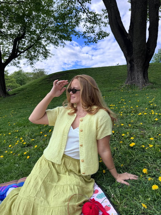 Kaya Cardigan 🍉
It’s a cropped, oversized cardigan pattern with drop shoulder and short sleeves, a clean round neck, and a soft mohair halo that gives it a quietly sophisticated look ✨
We named it after the word for "pure" and "wise" 🌺
Layer it over a summer dress or pair it with wide-leg jeans 🥰
#knitwear #knitpattern #knitspiration #knitwearfashion #knitweardesigner