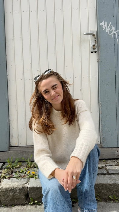 When autumn means its time to wear knitted sweaters again!🍁🧶
This is our Ann Sweater 💘
Knit with Puno Fine and Pearl Mohair from Majo ✨ In the shade ivory.
Get the pattern in the link in bio!
#knitwear #autumnoutfitinspo #sweaterweather #bermonths #knitwearfashion @majogarn