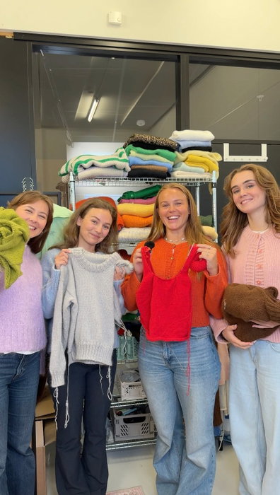 The whole team together again for WIP Wednesday 💕

With our resident knitting queen back, get ready for more WIPs and quicker progress😆

Knitting with yarn qualities from @majogarn  and @lamanayarns ✨

What are you currently working on? 

#knitwear #knitspiration #wip #knitting #knitweardesigner