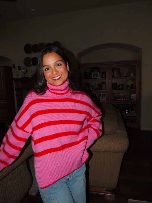 We love to see what you’ve made! 🤩💗
This is the Pepper Sweater, made by @victoriaarenas ✨
Pepper is a playful, oversized knit with long slits on the sides 🌈
Knit in Un-told Supreme Woll, in the colors Pink Punch and Fiery Red, this color combo is fun and full of life 🫶
We’re in a pink mood this October! 🎀
Currently knitting, or done with, a Dreamknit pattern? Send us a picture or tag us in yours 🤩
#knittersofinstagram #knitwearfashion #knitpattern #knittedsweaters #knitter @un_told.no