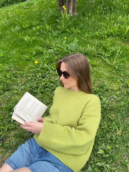 Clover Sweater 🍀
Clover is an oversized set-in sweater knitting pattern with a classic round neck and wide, relaxed sleeves.
A clean silhouette that works in any color and lets the yarn do the talking 💓
Knitted in Fivel from @raumagarn - a traditional Norwegian wool known for its texture and warmth 👒
#knitwear #knitpattern #knitspiration #knitwearfashion #knitting