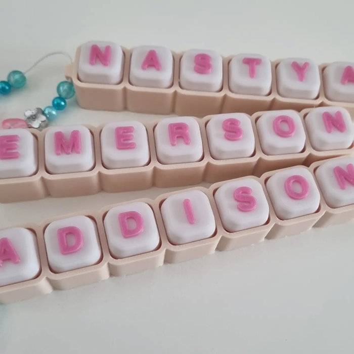 ✨ Gepersonaliseerde clickers met namen! Deze clickers heb ik zelf met een 3D-printer gemaakt. Leuk voor jezelf of als …