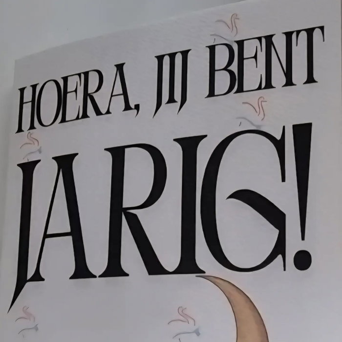 🎉 Hoera, jij bent jarig! 🎂 Geen gewone verjaardagskaart, maar een klein boekje vol verrassingen! 💌 Op iedere pagina …