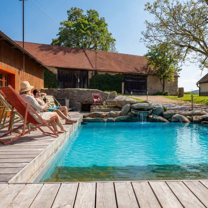 Bazén s kamenným vodopádem. Sudová sauna kousek od vody. Lehátka, na která se vejde celá parta.
Sauna → bazén → vířivka → klid. A pak zase od začátku.
Celý wellness patří jen vám.