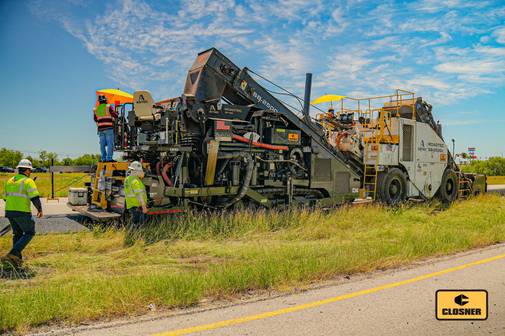 Consistent feed. Consistent mat. Consistent production.
Exactly what the Roadtec SB-2500e and SP-200 were designed to deliver.