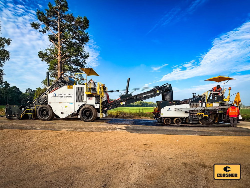 Roadtec iron in the East Texas pines.
SB-2500e feeding the RP-190 and laying down a smooth mat.
