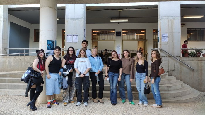 Hay visitas que inspiran… y reencuentros que hacen especial ilusión. 💛

El alumnado de 4.º del Grado en Diseño Gráfico ha asistido al Graphic Festival, celebrado en la Facultad de Bellas Artes. Una oportunidad para conocer de cerca el trabajo de profesionales del sector, descubrir nuevas propuestas y seguir ampliando su mirada sobre el diseño.

La visita nos tenía preparada una sorpresa: ¡encontrarnos con nuestros antiguos alumnos Gumi Arias y Javier Bolín! 🙌 Ambos participaban con su propio stand, compartiendo sus proyectos y mostrando al alumnado cómo el camino del diseño continúa más allá de las aulas.

¡Enhorabuena, Gumi y Javier! Nos hace mucha ilusión veros crecer y encontraros al otro lado, inspirando a quienes están a punto de dar sus primeros pasos. ✨
