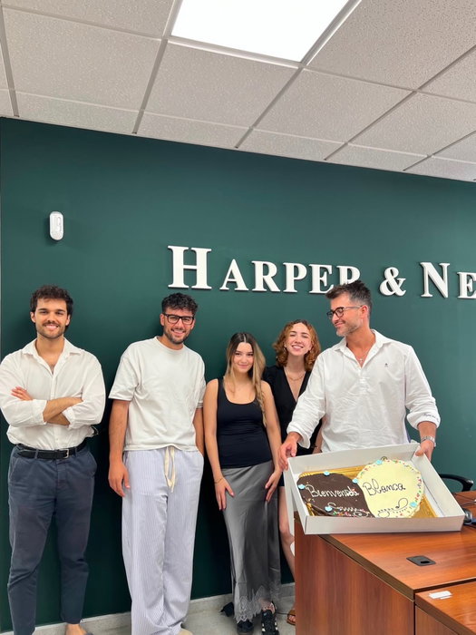 Hay noticias que nos hacen especialmente felices. Y esta es una de ellas.

En abril firmamos un acuerdo de colaboración con @harperandneyer con la ilusión de seguir acercando a nuestro alumnado al mundo profesional y hoy podemos celebrar uno de esos resultados que dan sentido a ese compromiso.

Nuestra alumna del Grado en Diseño de Interiores, Blanca Marín de Palma, que el próximo curso comenzará 4º, se incorporó hace apenas unos meses a la empresa para realizar prácticas extracurriculares... y su talento, compromiso y ganas de aprender han hecho que Harper & Neyer la incorpore ya a su plantilla mediante un contrato laboral.

No podemos estar más orgullosos de Blanca. Quienes la conocemos sabemos que es una estudiante inquieta, trabajadora y con una enorme curiosidad por seguir aprendiendo. Este paso es el reflejo de todo el esfuerzo que está poniendo durante su formación.

Queremos dar las gracias de corazón a todo el equipo humano de Harper & Neyer por la confianza depositada en nuestros estudiantes y por apostar por el talento joven, ofreciéndoles oportunidades reales de crecimiento profesional.

¡Enhorabuena, Blanca! Este es solo el comienzo de una carrera que estamos seguros será brillante.