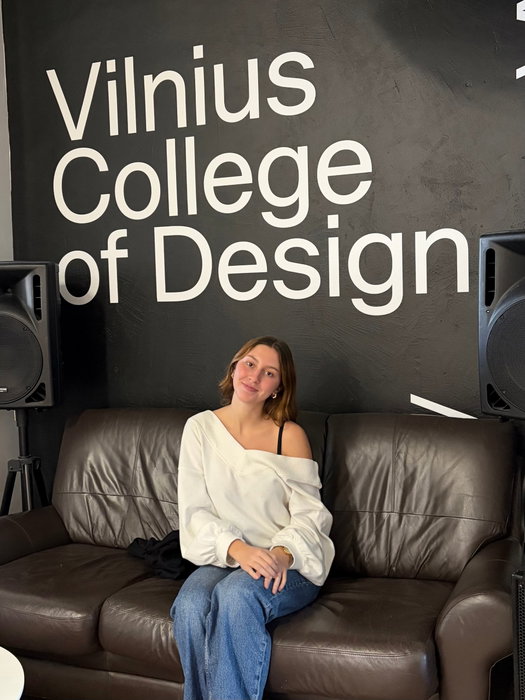 El diseño también se aprende cruzando fronteras. 🌍

Nuestra alumna Marta Morcillo, del Grado en Diseño de Interiores, está disfrutando de una movilidad internacional Erasmus+ en @vilniaus_dizaino_kolegija, en Lituania.

Una oportunidad para explorar otras formas de entender el diseño, descubrir nuevas referencias culturales y sumar experiencias que enriquecen su formación y su crecimiento personal.

¡Disfruta de esta aventura, Marta! 💙

@sepie_gob