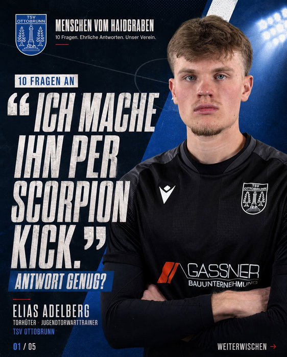 10 FRAGEN AN … ELIAS ADELBERG 🧤⚽️

Torhüter sind schon eine eigene Spezies. 90 Minuten lang dürfen sie Mitspieler anschreien, wild mit den Armen fuchteln und nach jedem Gegentor so schauen, als hätten gerade zehn andere Menschen einen schweren persönlichen Fehler begangen. Danach gibt’s eine kalte Spezi – und plötzlich ist wieder alles gut.

Elias Adelberg beherrscht dieses Prinzip sehr gut.

Bei den Herren steht er zwischen den Pfosten, nebenbei bringt er unseren Jugendkeepern bei, was ein Torwart können muss. Bälle halten zum Beispiel. Aber offenbar auch die wichtigere Disziplin: Nach einem Gegentor mit ausgestreckten Armen völlig fassungslos die eigene Abwehr anschauen. Laut Elias gehört das „ab U11 zu den Basics“.

Wenn der Ball rollt, ist Schluss mit gemütlich. Dann wird dirigiert, geschoben und notfalls sehr deutlich erklärt, wo die Abwehr eigentlich hätte stehen sollen. Nach Abpfiff ist der Puls aber schnell wieder unten: „Direkt nach Abpfiff, ne kalte Spezi bringt meinen Puls wieder runter.“

Vielleicht muss man auch genau so ticken, wenn man freiwillig Torwart wird.

Zur Torwarttradition gehört natürlich auch die passende Ausrede. Die größte? Für Elias ganz klar: „Sichtfeld war verdeckt.“ Kurz. Trocken. Nicht weiter verhandelbar.

Aber hinter den Sprüchen steckt auch jemand, der sich selbst nicht zu ernst nimmt und weiß, was Mannschaft bedeutet. Als Felix im entscheidenden Relegationsrückspiel vor 624 Zuschauern die Null hält, kommt von Elias kein Neid. Sondern: „Solche Geschichten sind immer sehr schön. Da kann man sich immer mitfreuen.“

Das sagt ziemlich viel.

Über einen Keeper, der selbst spielen will. Über einen Trainer, der junge Torhüter besser machen möchte. Und über jemanden, der verstanden hat, dass Fußball größer ist als die eigene Position.

Wobei wir fairerweise sagen müssen: Ganz ohne Größenwahn geht es im Tor natürlich trotzdem nicht.

94. Minute. TSV liegt 0:1 zurück. Letzte Ecke. Elias kommt mit nach vorne.

Was passiert?

„Ich mache ihn per Scorpion Kick. Antwort genug?“

Ja, Elias. Antwort genug.

👉 Das komplette Interview gibt’s jetzt auf ottobrunnersamma.de unter „Menschen vom Haidgraben“.