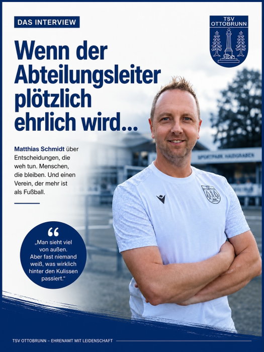Wenn dein Handy aufleuchtet und die Nachricht mit „Servus Matze, sorry für die späte Nachricht, aber wir haben morgen ein kleines Problem…“ beginnt, weißt du: Das Wochenende gehört offiziell nicht mehr dir.

Denn irgendwo zwischen Ballkammer, Platzbelegung, Jugendspiel um 10 Uhr und Herren am Nachmittag lebt ein Mann, der vermutlich öfter „Ich schau’s mir an.“ gesagt hat als jeder Bundesliga-Trainer in seiner gesamten Karriere. Und irgendwie funktioniert’s am Ende sogar.

Matze ist der Typ Mensch, der sonntags eigentlich nur kurz am Haidgraben vorbeischauen will – und plötzlich feststellt, dass es draußen schon wieder dunkel wird. Dazwischen wurden 17 herrenlose Bälle begutachtet, drei Trainer beruhigt, Passanträge innerlich verflucht und mindestens ein Stadionsprecher freundlich daran erinnert, dass die Champions-League-Hymne für die Kreisliga vielleicht einen Tick zu ambitioniert ist.

Besonders beeindruckend: Im Amateurfußball gibt es Probleme, die selbst moderne Wissenschaft nicht lösen kann. Zum Beispiel die Frage, wem die 17 Bälle im Ballkammerl eigentlich gehören. Oder wie plötzlich alle Trainer gleichzeitig “dringend” mehr Trainingszeit brauchen – selbstverständlich auf genau demselben Platz und zur exakt selben Uhrzeit.

Und wenn dann doch mal ein Spieler woanders sein Glück versucht, bleibt Matze entspannt. Denn der Haidgraben hat schon viele kommen und gehen sehen. Manchmal braucht es eben nur ein paar Monate, bis man merkt, dass Zuhause nicht nur ein Sportplatz ist.

Sein größter Wunsch? Keine neue Tribüne, kein Videowürfel und auch kein VAR. Sondern einfach genügend Trainerinnen, Trainer und Ehrenamtliche. Weil genau die dafür sorgen, dass Woche für Woche Fußball gespielt werden kann – ganz ohne Schlagzeilen.

Und wenn am Saisonende über den TSV Ottobrunn geschrieben wird, dann bitte nicht wegen irgendeines kuriosen Spielmodus, sondern weil sportlich und menschlich wieder etwas gewachsen ist. Genau dafür stehen Menschen wie Matze – und genau deshalb lebt unser Verein. 💙🤍

Danke Matze für alles! 💙