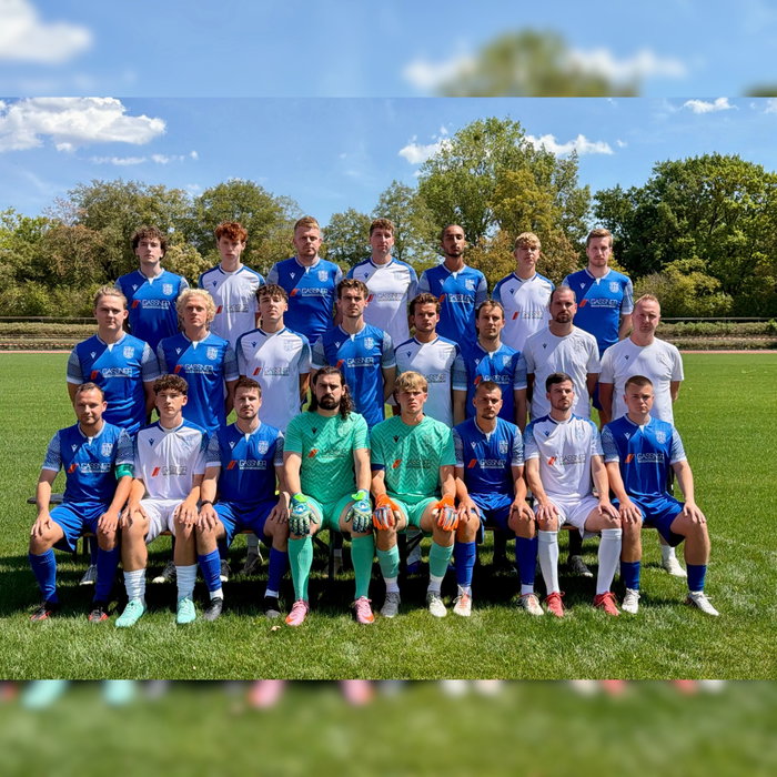 Das ist sie: unsere Herren für die Saison 2026/27! 🔵⚪️

Neue Saison, bekannte Gesichter, frischer Wind – und eine Mannschaft, die richtig Bock darauf hat, gemeinsam etwas zu erreichen. Auf dem Platz füreinander arbeiten, neben dem Platz zusammenstehen und den Haidgraben möglichst oft zum Feiern bringen. So lautet der Plan. 💪

Ganz vollständig ist das Familienfoto allerdings noch nicht: Niko Gassner, Jetmir Murati, Batu Altun, Sven Birghan und Felix Knaus fehlen auf dem Bild – gehören aber natürlich genauso zu dieser Mannschaft.

Männer, auf eine geile Saison 2026/27! Gemeinsam. Leidenschaftlich. Ottobrunn. 🔥