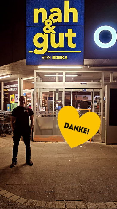 Ein riesiges DANKESCHÖN an unsere tolle Nachbarschaft, die Polizei und @k9savehouse ! 🙏❤️
Heute gab es leider einen Einbruch in unserem nah & gut Markt in der Schulstraße 57. Aber dank unserer wahnsinnig aufmerksamen Nachbarn, die sofort die Polizei gerufen haben – noch bevor unsere Alarmanlage überhaupt losging –, konnte Schlimmeres verhindert werden. Ihr seid einfach die Besten! 👏
Ein ebenso großer Dank geht an die Einsatzkräfte der Polizei für das blitzschnelle Eingreifen. Der Täter wurde direkt gefasst und verhaftet. 👮♂️🚓 Das zeigt ganz deutlich: Ein Einbruch lohnt sich bei uns einfach nicht!
Damit unser Markt auch jetzt absolut sicher ist, passt der K9 Sicherheitsdienst heute Nacht vor Ort für uns auf. 🐕🦺🛡️
Morgen sind wir wieder wie gewohnt für euch da und freuen uns auf euren Einkauf. Danke, dass wir uns so sehr auf unsere Gemeinschaft verlassen können!
