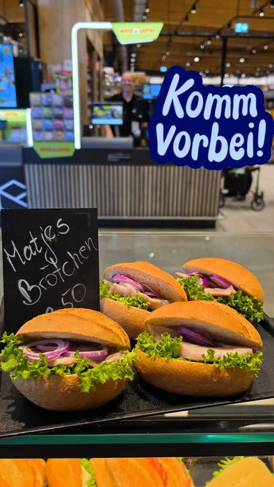 Bei uns bekommt ihr heute leckere Matjesbrötchen!