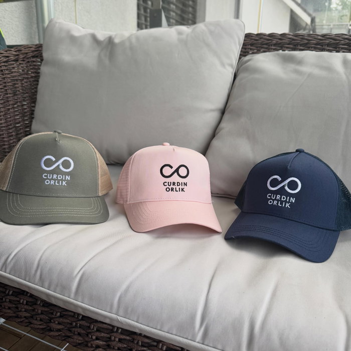 Sodeli, nun gibt’s auch von mir Caps 🌈
Bestellungen an kontakt@curdinorlik.ch oder DM ☺️
Preis: 25.