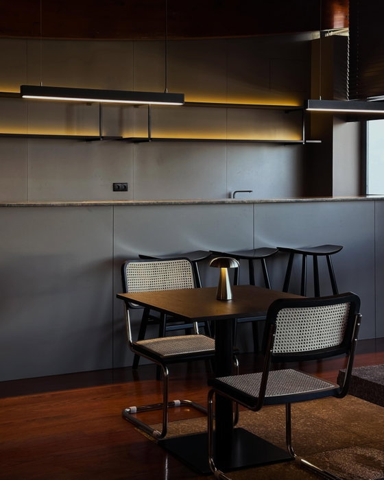 É com grande entusiasmo que partilhamos o resultado do projeto de arquitetura de interiores e decoração desenvolvido para o restaurante do Complexo das Piscinas Municipais Dr. Cabral de Oliveira, em Ponte da Barca.
O conceito foi cuidadosamente pensado para integrar a identidade e os valores locais, respeitando as características arquitetónicas do edifício original e preservando a intenção do arquiteto.
Agradecemos à Câmara Municipal de Ponte da Barca pela confiança e pela oportunidade de colaborar neste projeto.