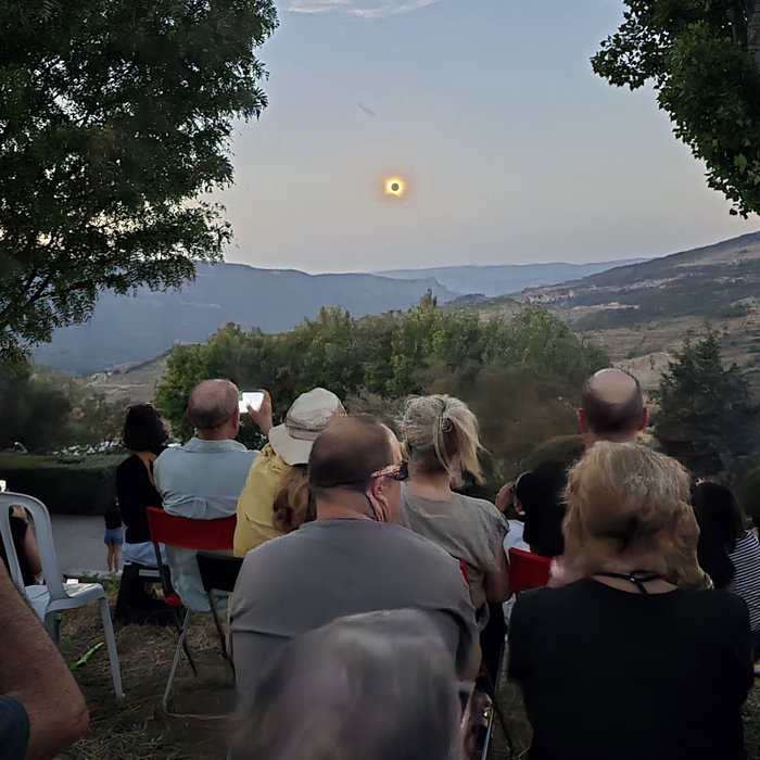 Un eclipse único, vivido desde un lugar muy especial para nosotros. 🌑✨

Estos d...