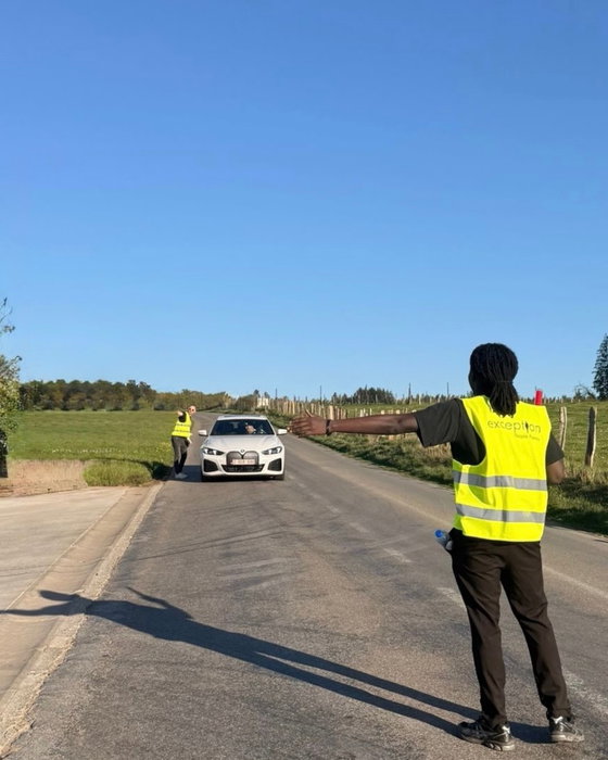 Behind the scenes, everything ran just as smoothly 🚗✨

Another part of our team ensured guests could arrive without stress. Guiding traffic, coordinating parking, and keeping everything flowing seamlessly from the very first moment.