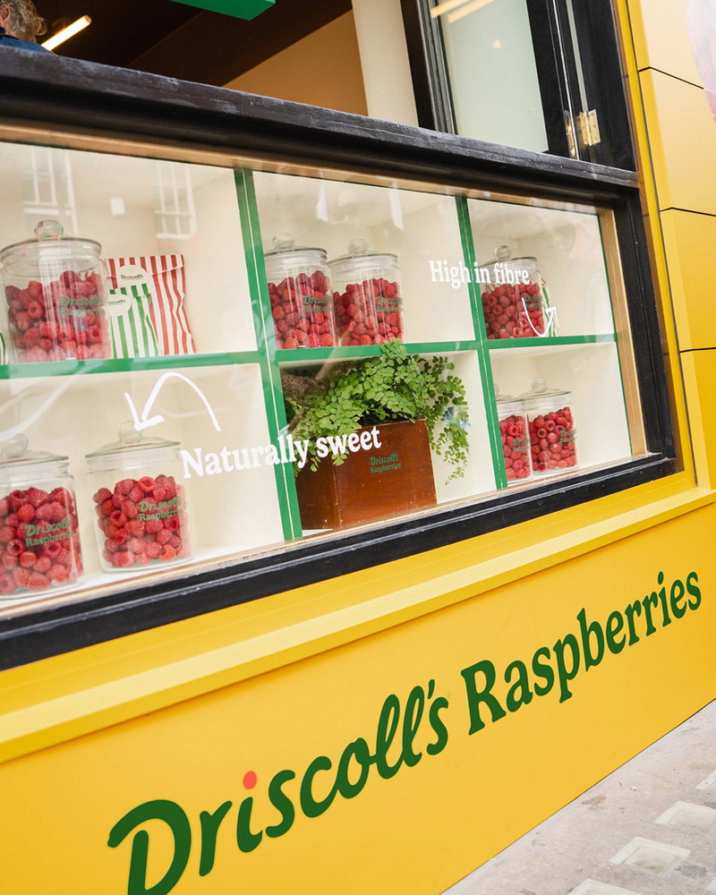 @Driscolls_UK The Real Sweet Shop brought a fresh take on the British sweet shop to life, giving Londoners a naturally sweet way to beat the afternoon slump with delicious, high in fibre raspberries.

Across the three-day activation, open from 3-6pm each day, more than 1,200 people stopped by and enjoyed over 1000 punnets of Driscoll’s raspberries.

Proof that you can satisfy those afternoon sweet cravings without compromising on nutrition - and that nature really does make the sweetest treats! 

- ​Communications - Production - 

Photo credits @nicolurot 

#BacchusAgency #BacchusStudio
