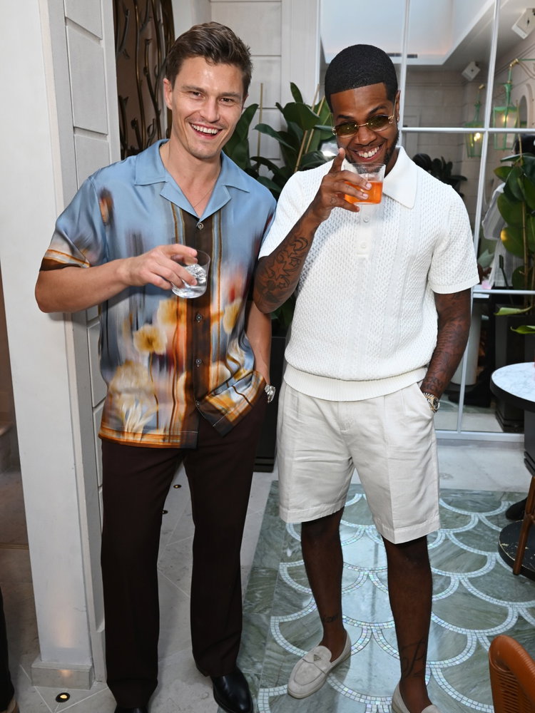 Last night, @che.studios brought their community to @akilondon.

Founded by @olivercheshire and Toby Watkins, the British luxury menswear label hosted an intimate summer soirée for CHÉ Friends guests including @pixielott, @chipmonkofficial, @samwebbmodel, @louieakinwale and @joshuaparkinson gathered for cocktails, Wagyu Gyoza, Black Cod and Sashimi in the Aki private dining room.

The brand’s signature surfboard took pride of place. Guests arrived in pieces from the latest collection. Drinks supplied by @d1londonspirits.

- ​VIP - 

#BacchusAgency