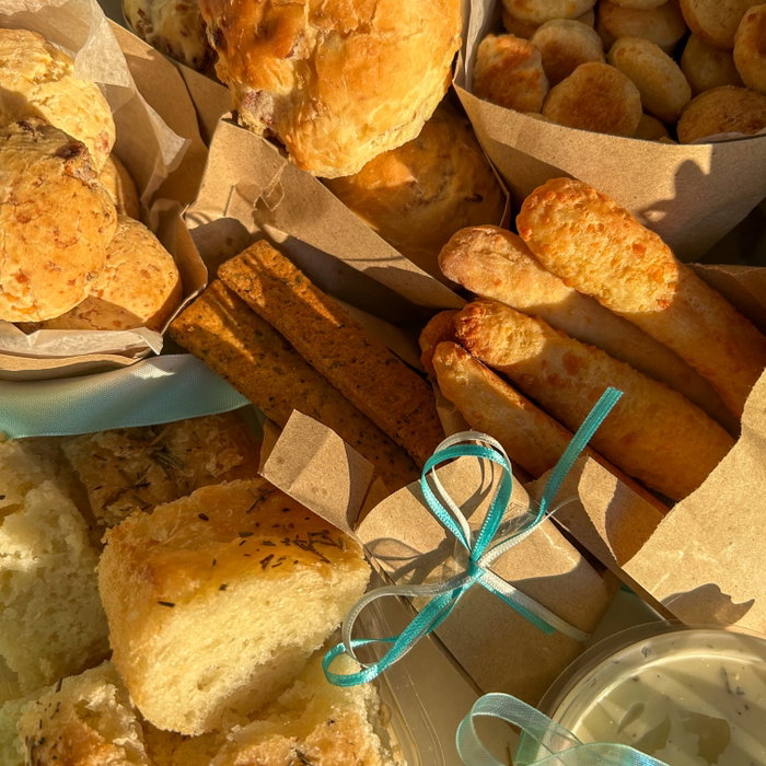 ¡SE JUEGA FUERTE Y SE COME MEJOR!

Imagínate esto: arranca el partido y tenés en la mesa una picada espectacular para 4 personas. Texturas crujientes y sabores intensos asegurados.

Nuestros convocados son:
🩵 Cuadraditos de focaccia, con un toque de oliva único.
🩵Chipá de Jamón y Queso, únicos en su especie.
🤍 Deditos de queso, nuestros campeones indiscutidos.
💛 Palitos saborizados, cantidades de crocancia y sabor justas.
🤍 Mini scones de queso, crocantitos y perfectos para momentos de tensión.
🩵 Panes saborizados de jamón y de cebolla, suavecitos, esponjosos y rebozantes de sabor.
🩵 Salsa de queso crema y orégano, ideal para dipear.

Asegúrate una cábala llena de sabores para acompañar los partidos de la selección.

📆 Encargá la tuya con al menos 24hs de anticipación.

Vos ocúpate de alentar que nosotros nos encargamos de la picada