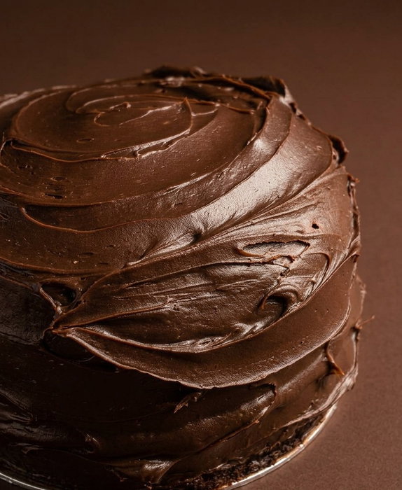 Torta Matilda ♉
Para Tauro que sabe que la vida es demasiado corta para comer mal.

Para cerrar su temporada como corresponde, elegimos nuestro producto más hedonista: la torta Matilda.
Esta bomba combina la intensidad de un bizcochuelo súper húmedo con capas de un chocolate que se derrite en la boca. Es una torta para comerla con los ojos cerrados, disfrutando cada bocado, porque si algo nos enseñó Tauro es que lo bueno no se apura.

🎁 Regalito de Season: Como sabemos que a Tauro le encanta que lo consientan, tenés un 15% OFF en tu porción hasta que el sol cambie de signo.

Aprovechen que Géminis está a la vuelta de la esquina y ahí ya nos ponemos más indecisos...