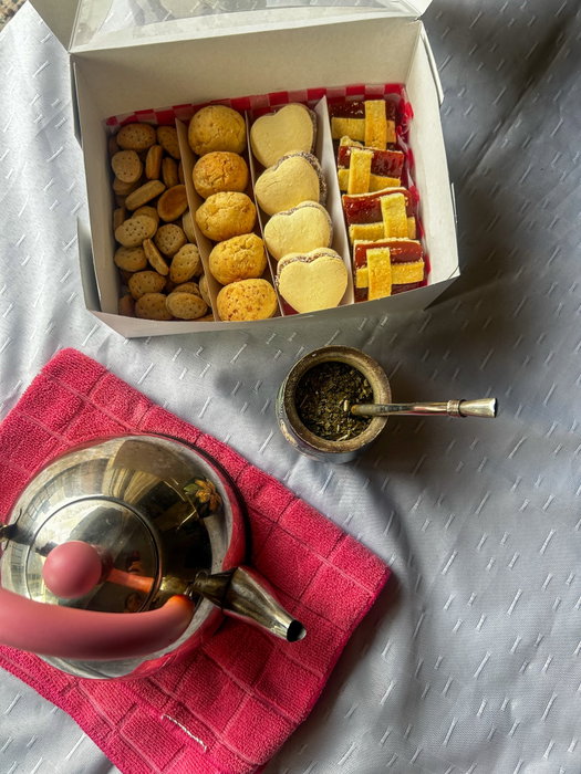 La solución definitiva para los que se cuelgan pensando qué comer con el mate 🏹🧉.

Lanzamos nuestra Box Matera: una selección especial de nuestras cositas dulces y saladas favoritas, pensada exclusivamente para salvarte la merienda (o el desayuno).

Nada de sabores de artificiales ni galletitas de súper. Todo lo que viene acá adentro es casero, real y hecho con nuestras propias manos 🏠✨.

Ideal para llevar a la plaza, compartir en el estudio o encerrarte el finde a ver pelis.

📲 ¿Cómo la conseguís? Ya está disponible en nuestra web (link en la bio). Entrás, la sumás al carrito en dos clicks y te olvidás.

Etiquetá a tu compañero de mates que se tiene que poner la 10 con esta box 👇