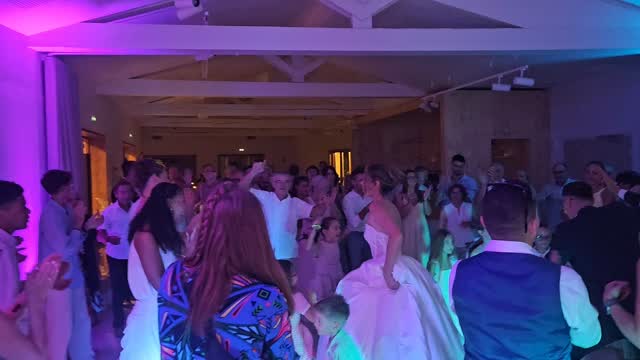 Hier, c'était le dernier mariage de notre saison 2006, dans le joli domaine de la Garrigues à Rognes,…