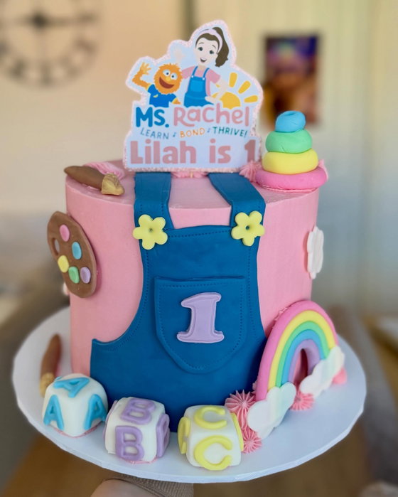 Ms. Rachel cake for Lilah’s 1st Birthday! 🎁

Love the super colourful vibes for a first birthday 🎈🌈

All fondant decor hand made by me🥰