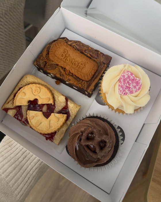 2 spare treat boxes ready today! 🤩

£10 per box

Box 1 - biscoff brownie, jammie blondie, vanilla jam cupcake & choc cupcake 🧁

Box 2 - kinder brownie (n) caramel blondie, vanilla jam cupcake & choc cupcake 🧁

Available for collection or local delivery this afternoon.

First come first served, DM to secure your Saturday treats💖