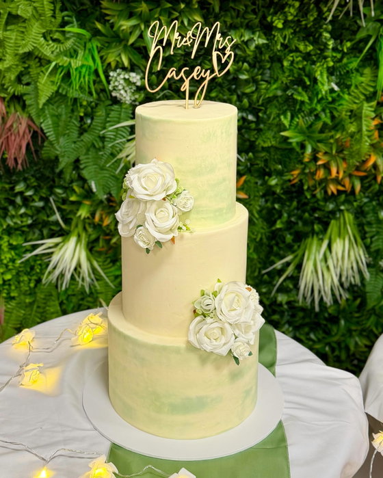 Wedding cake season is my favourite🤍
Three tiers, soft sage green details & white florals, simple but so pretty 🌿
Would you go for colour on your wedding cake? 💒