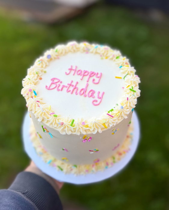 Sometimes simple is the cutest 🌈🎂
Classic vanilla buttercream, piping & plenty of sprinkles ✨
