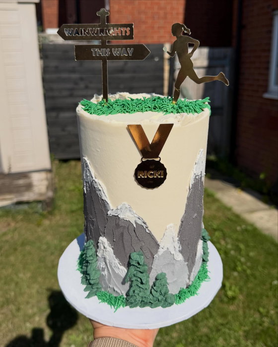 Running and hiking theme with buttercream mountains and hand piped trees🏔️🏃♀️🥾