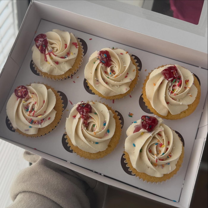 Classic vanilla and jam birthday cupcakes🧁🎉

The perfect sweet treat😍